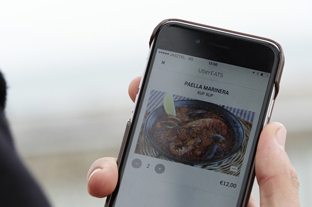 Il cibo viaggia in taxi con UberEats