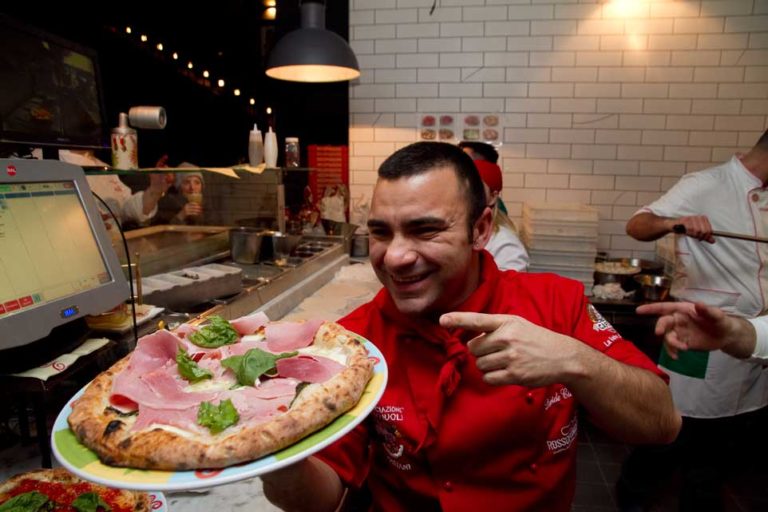 La pizza napoletana è speciale: impasto con acqua di mare, canapa e farina integrale