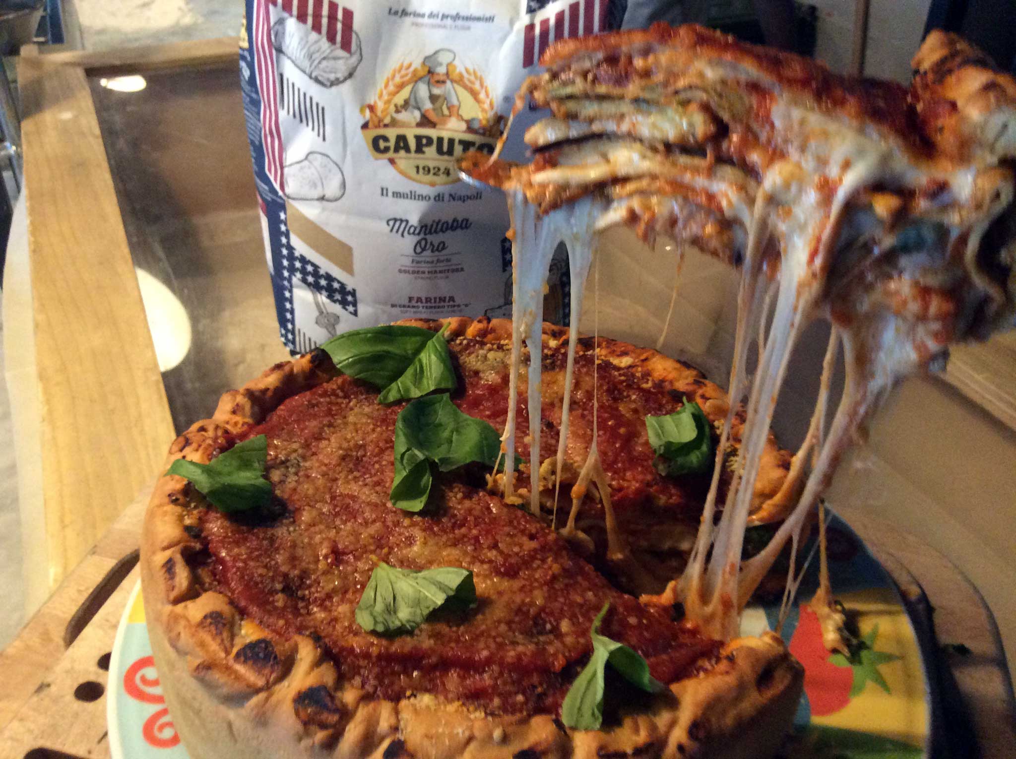 Lezioni di Pizza. Deep-dish, ricetta con la parmigiana di melanzane