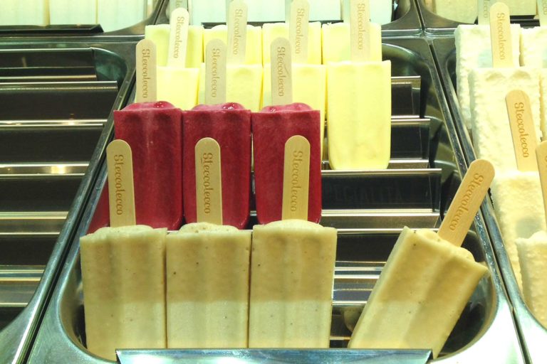 Roma. Nuova apertura per il gelato sullo stecco mentre dominano coni e coppette