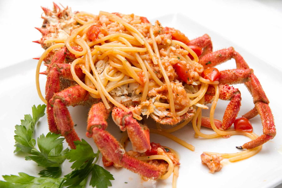 Pasta alla granseola: la ricetta perfetta al sole della Terrazza Calabritto a Napoli