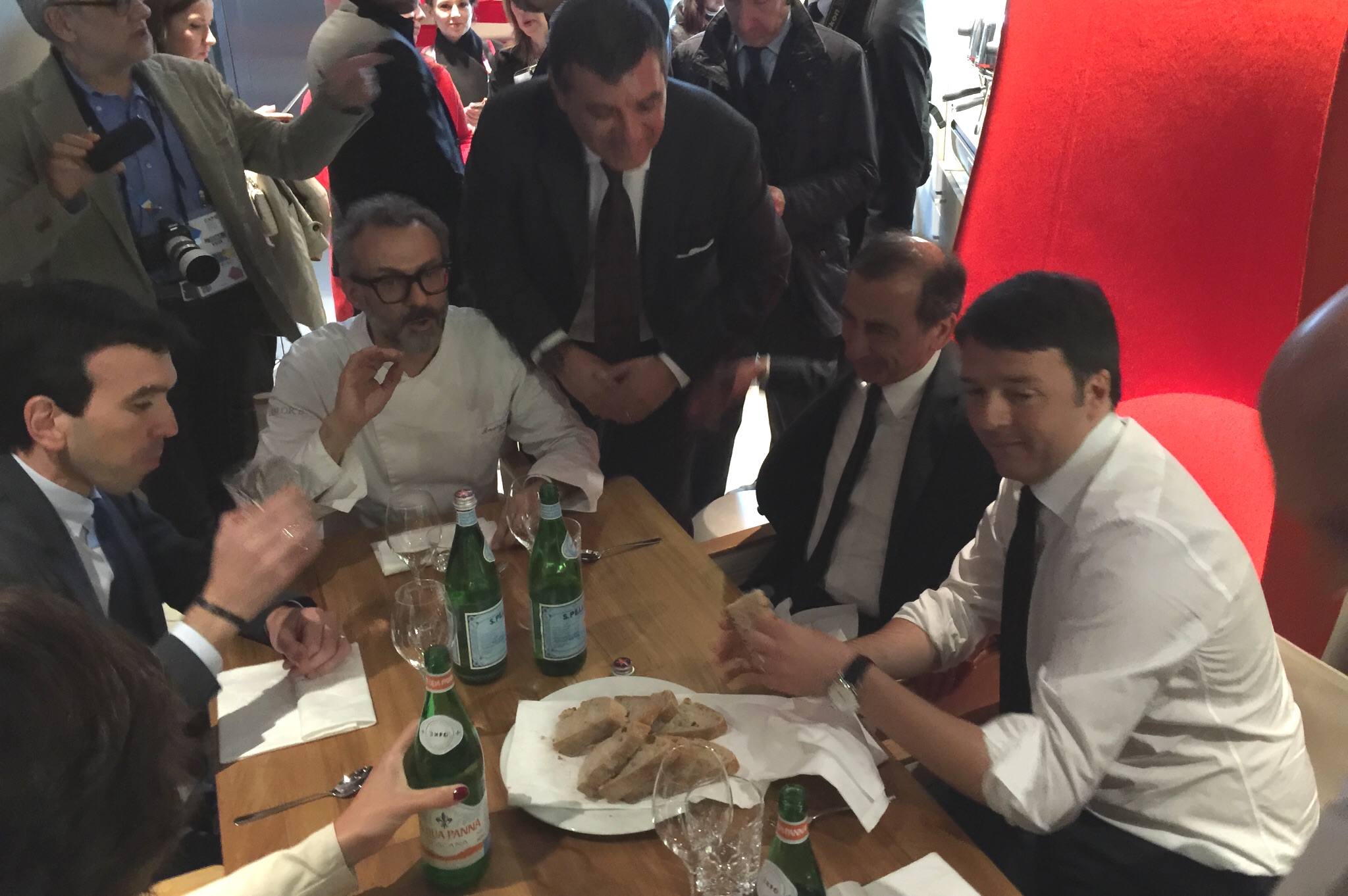 Expo 2015. Matteo Renzi a pranzo da Massimo Bottura a Identità