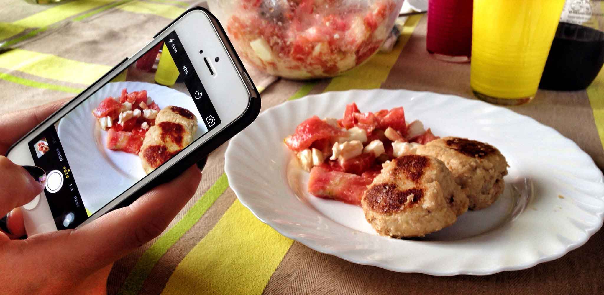 Fotografare il cibo è da malati. Lo dice la scienza