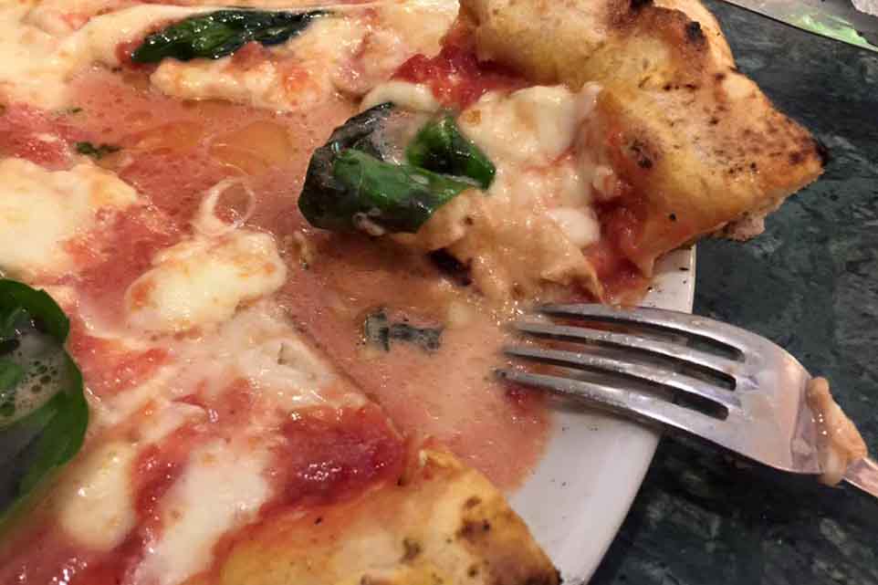 Pizza. A Napoli sbagliano e una croce nera segnala la pizzeria. Vi sembra giusto?