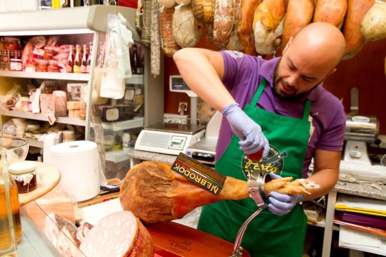 Street Food. Paolo Parisi torna a Napoli nella bottega a più alta densità di eccellenze gastronomiche