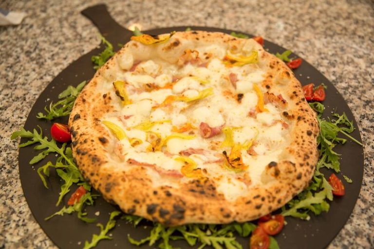 Pizza. Assaggiare un impasto con aceto balsamico a Sorrento