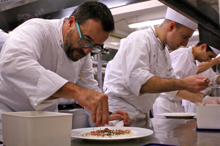 Forte dei Marmi. Il Pomiroeu di Giancarlo Morelli in spiaggia