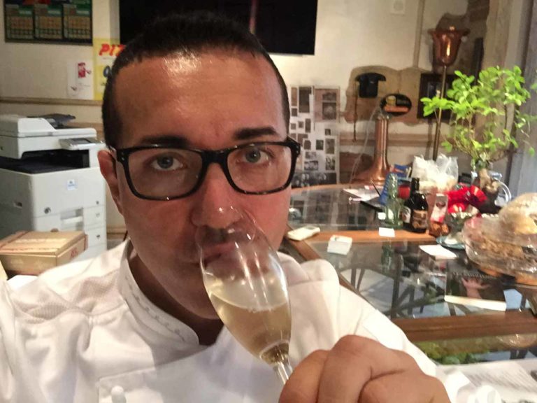 Pizza. Gino Sorbillo inventa la Sciampagna, champagne napoletano con acqua di mare