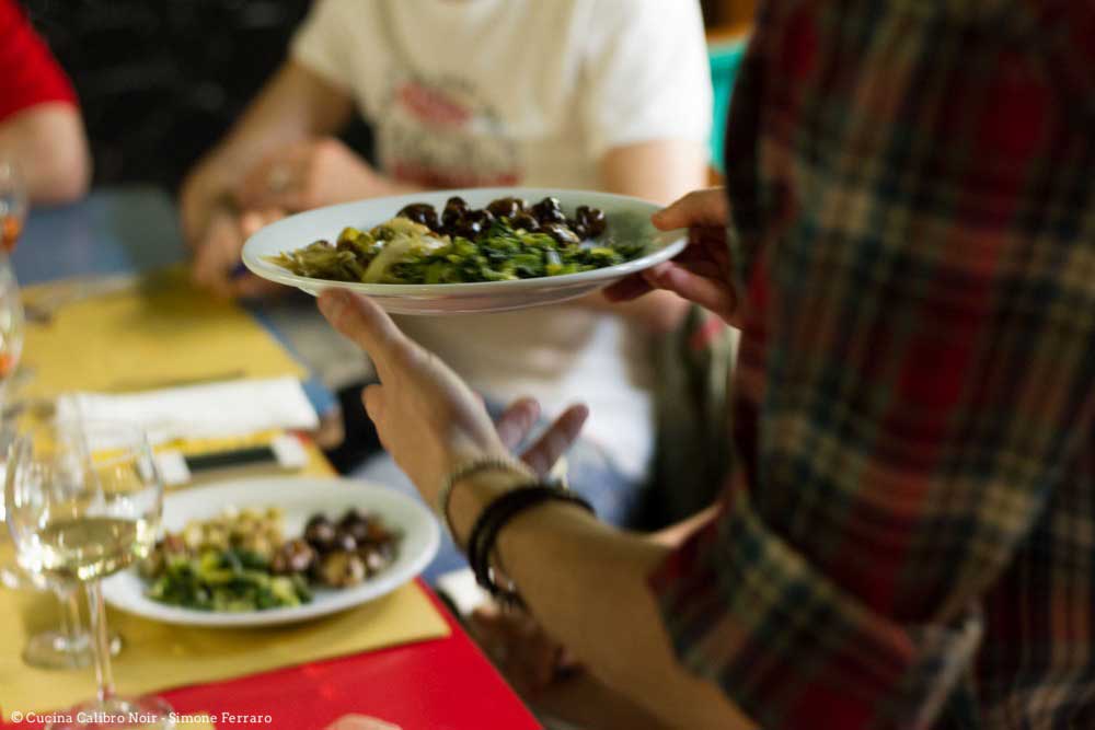 Milano. Mangiare in giallo con la Cucina Calibro Noir all&#8217;Osteria del Biliardo