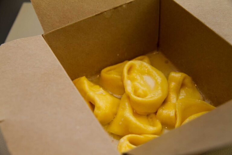 Tortellini stellati a portar via a 7 € alla Bottega dei Portici a Bologna