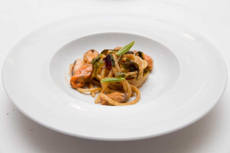 Spaghetti con le cozze, ricetta da stella Michelin con aglio, olio e peperoncino