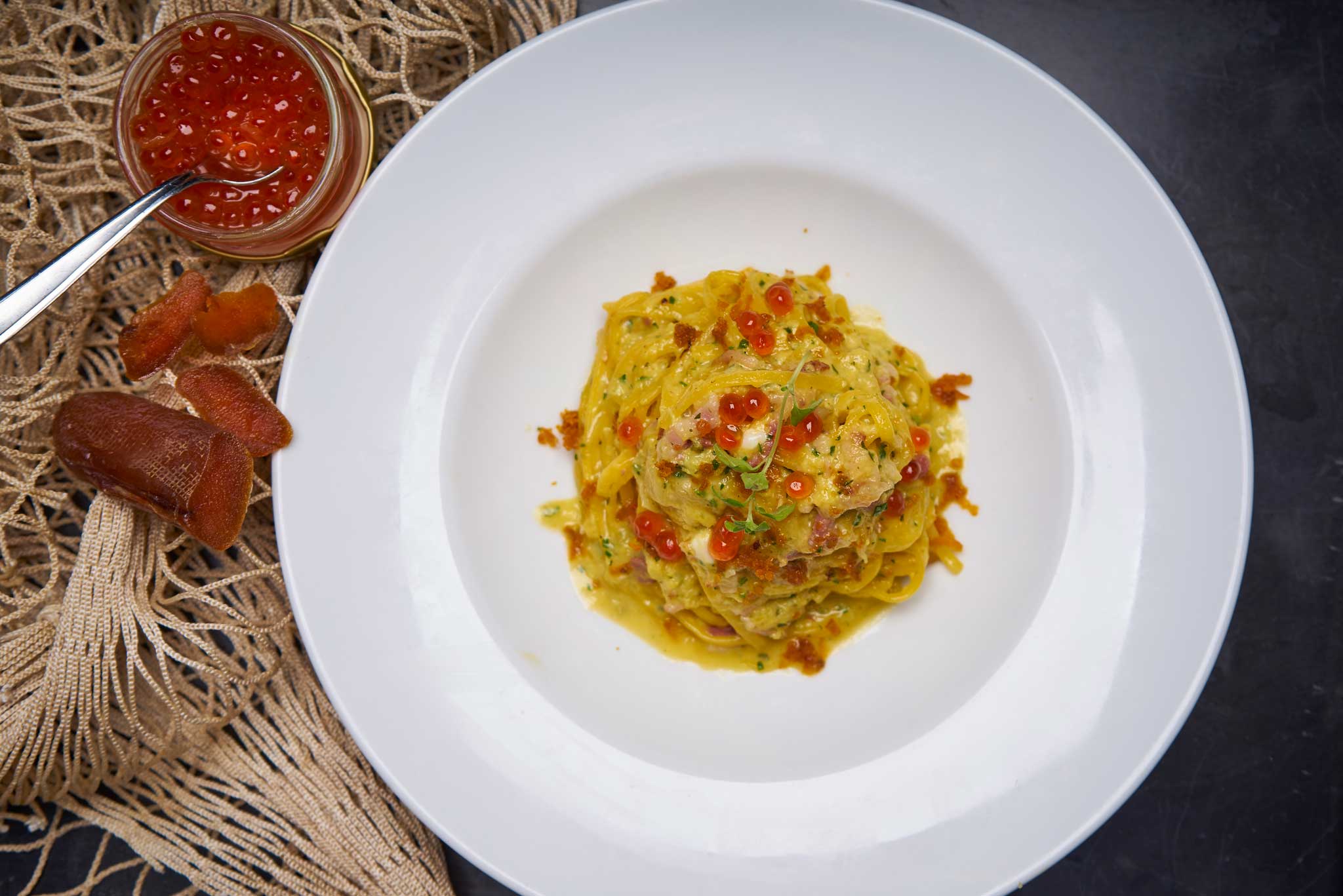 Diversamente carbonara. La ricetta di mare con bottarga e uova di salmone