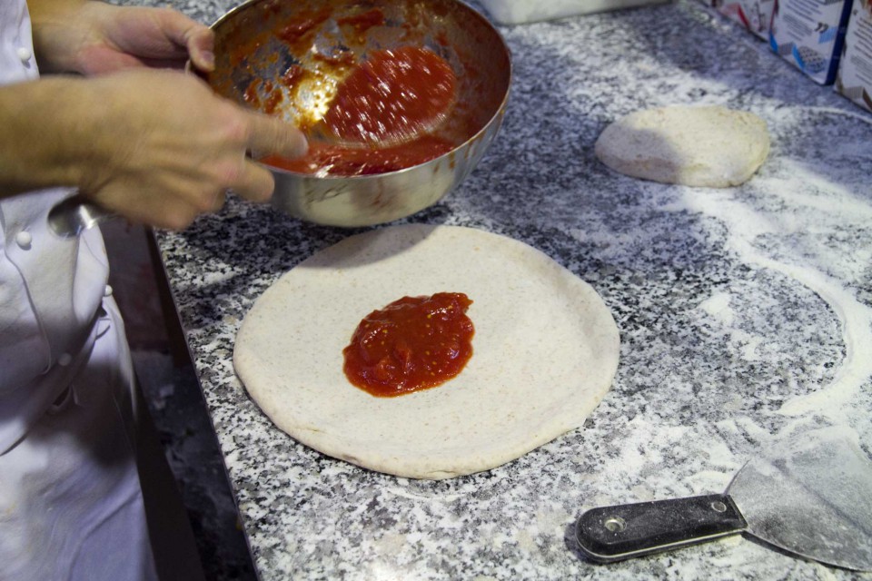 pomodoro su pizza farina ricca