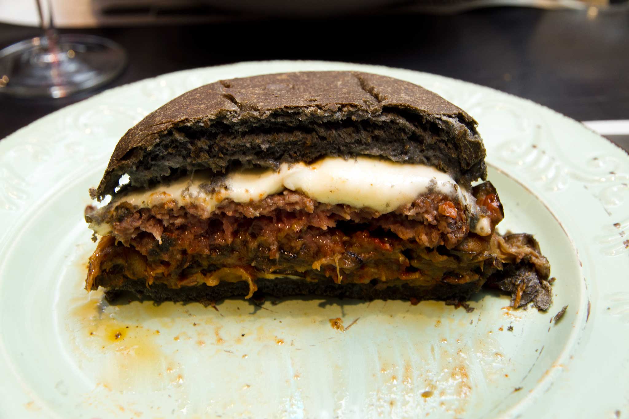 Guida all&#8217;uso del carbone vegetale con un hamburger nero di Pietro Parisi