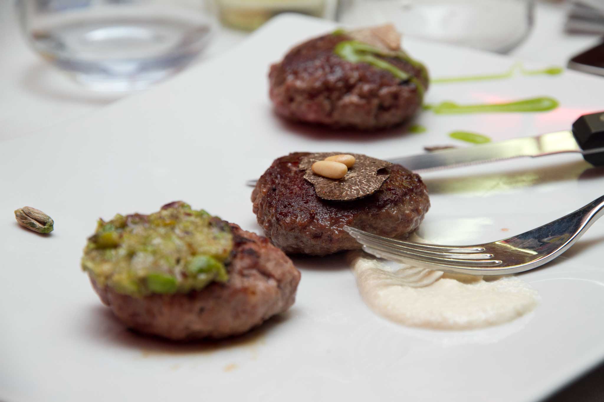 Napoli. Trippicella, macelleria di hamburger, trippa e sushi