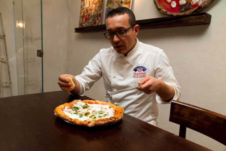 Scatti di Gusto regala la pizza ai Quattro Latti di Gino Sorbillo