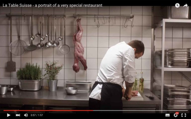 Il video del ristorante La Table Suisse che cucina carne di gatto e di cane