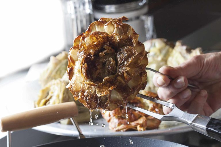 Carciofi alla giudia: ricetta originale romana amata perfino da Beppe Sala