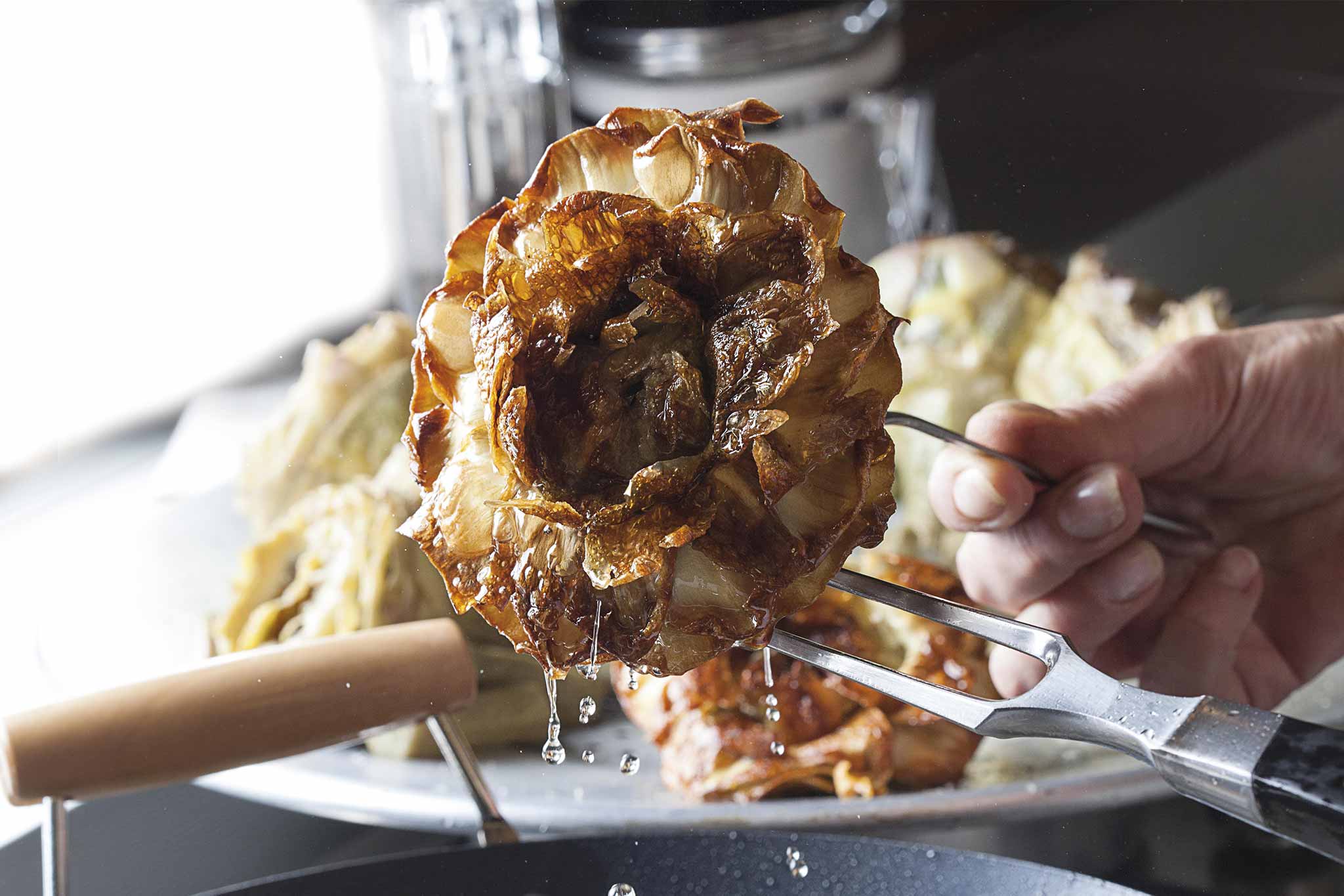 Carciofi alla giudia: ricetta originale romana amata perfino da Beppe Sala