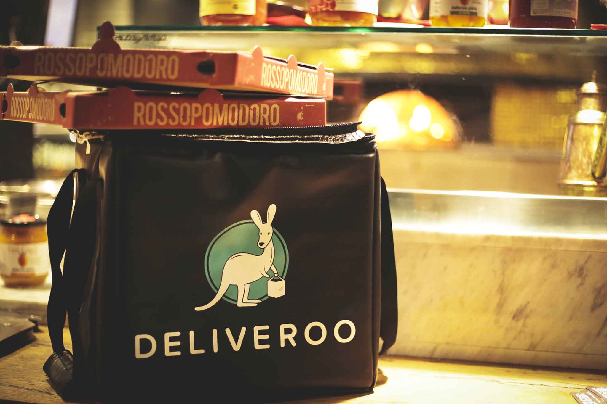 Delivery. Consegna a domicilio senza contatto per Deliveroo