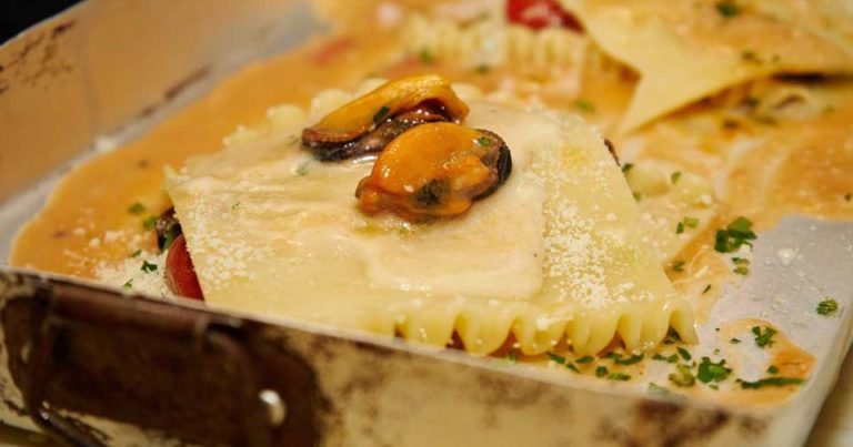 Lasagna. La ricetta di mare con vongole e cozze che vi stupirà