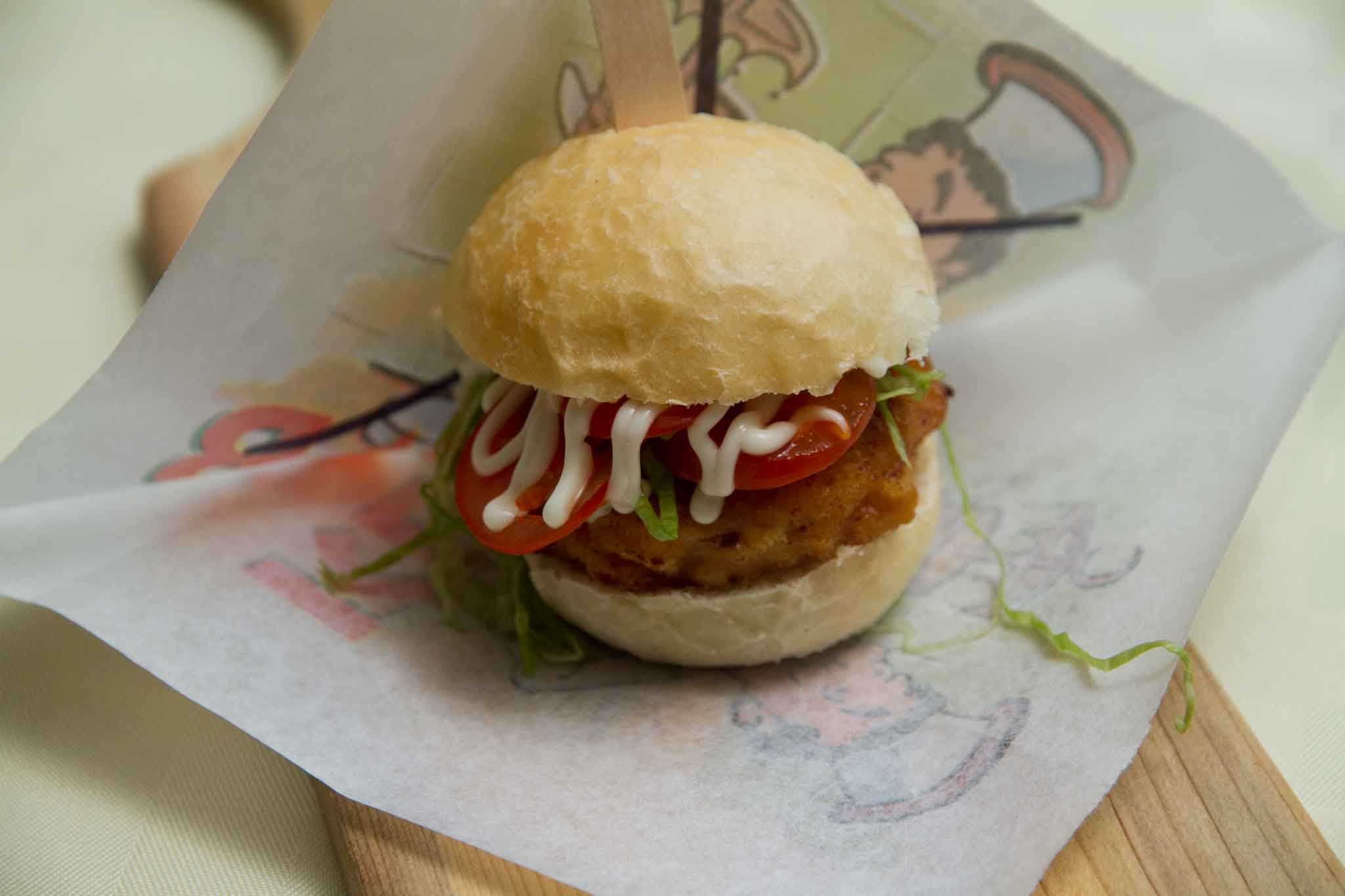 Ricette. Panino con cotoletta di calamaro e hamburger di pomodoro