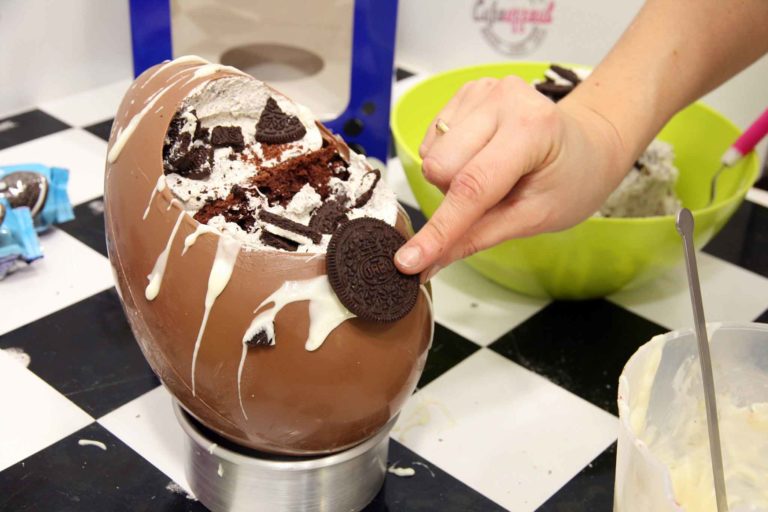 Ricetta. Le uova di Pasqua con i biscotti Oreo da fare a casa