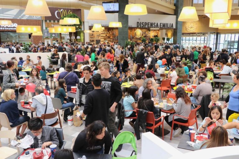 10 km di fila per il pollo fritto KFC al centro commerciale di Arese