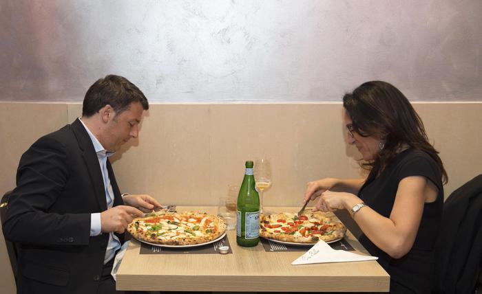 Poteri forti. Renzi dopo i fischi si consola con frittatina e Margherita da 50 Kalò