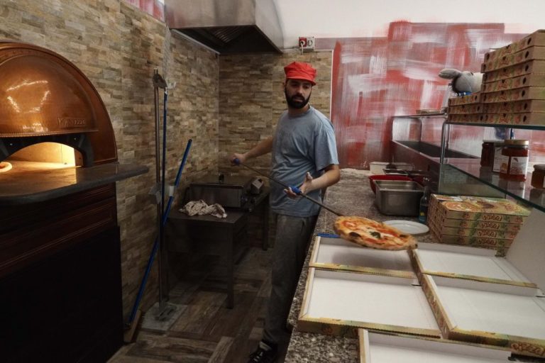 Bologna. La Pizzeria Masaniello crea la pizza sospesa come a Napoli