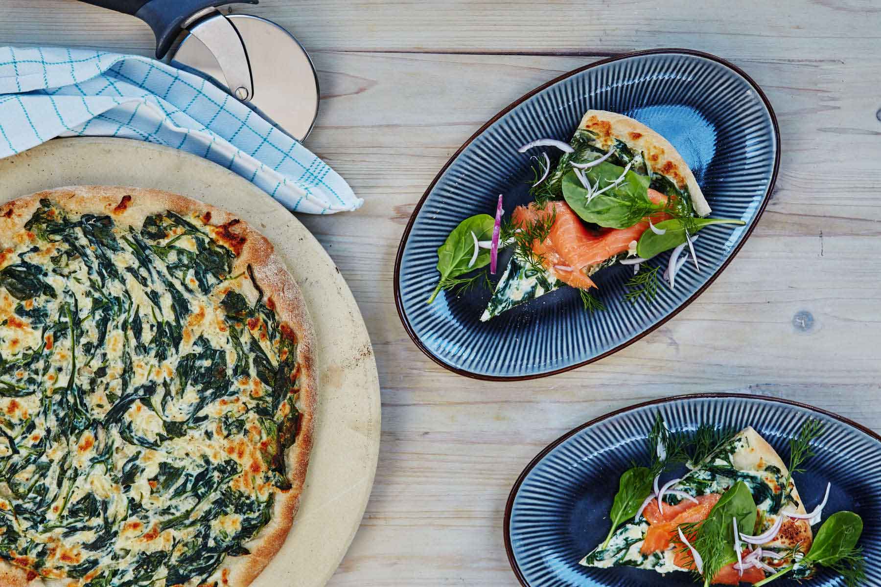 La ricetta della pizza con il salmone da fare a casa sul barbecue