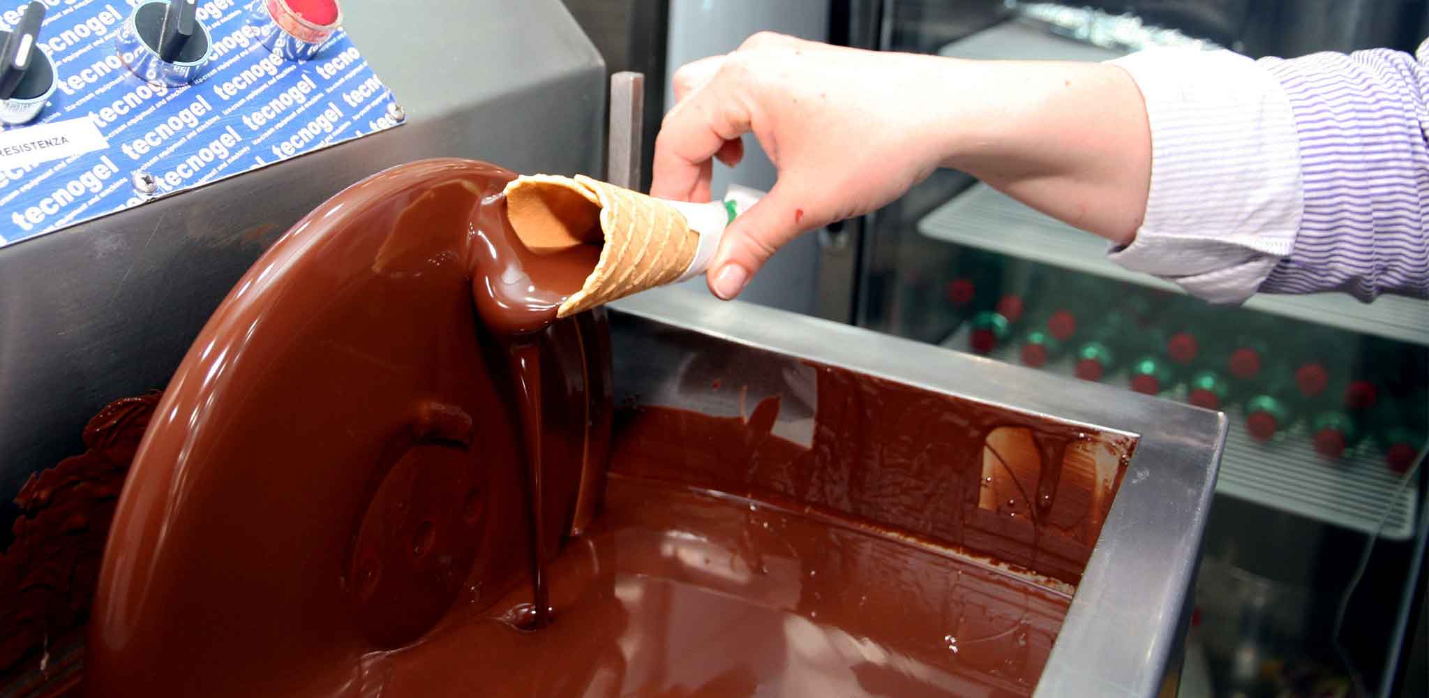 Napoli. Mennella cambia il cono gelato e prepara un biscotto arrotolato sul momento