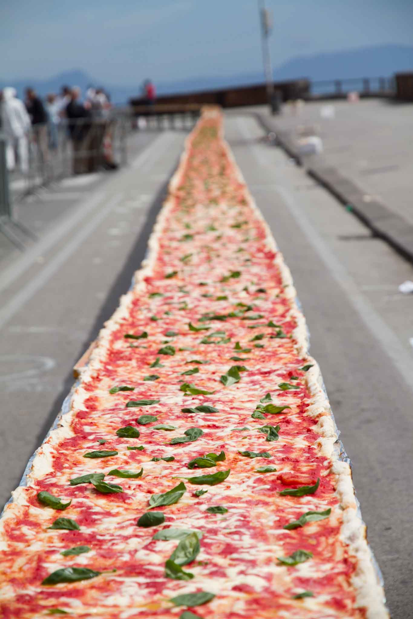 La pizza più lunga del mondo nel Guinness con 1853,88 metri