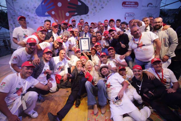 Pizza più lunga del mondo. È record da Guinness a Napoli con 1.853,88 metri