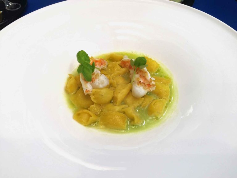 La ricetta di Antonino Cannavacciuolo con ravioli, gorgonzola e scampi