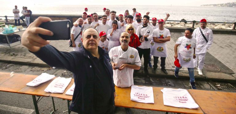 Volti e foto del record della pizza più lunga del mondo rinviato a mercoledì