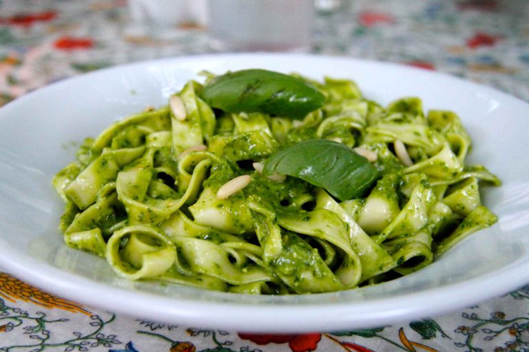 11 semplici modi per non far annerire il pesto fatto in casa