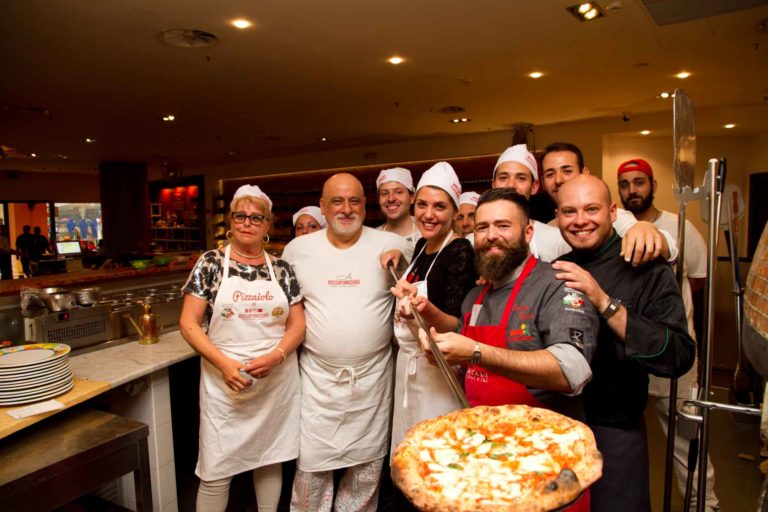 Tutte le pizze e i piatti di chef e pizzaioli sul lungomare di Torre del Greco