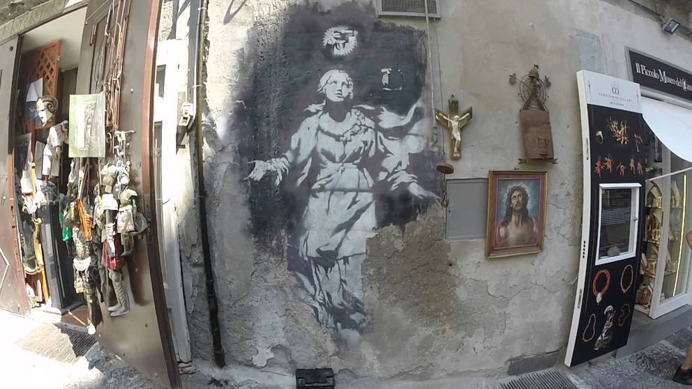 Napoli. La street art di Banksy diventa pubblicità a una pizzeria