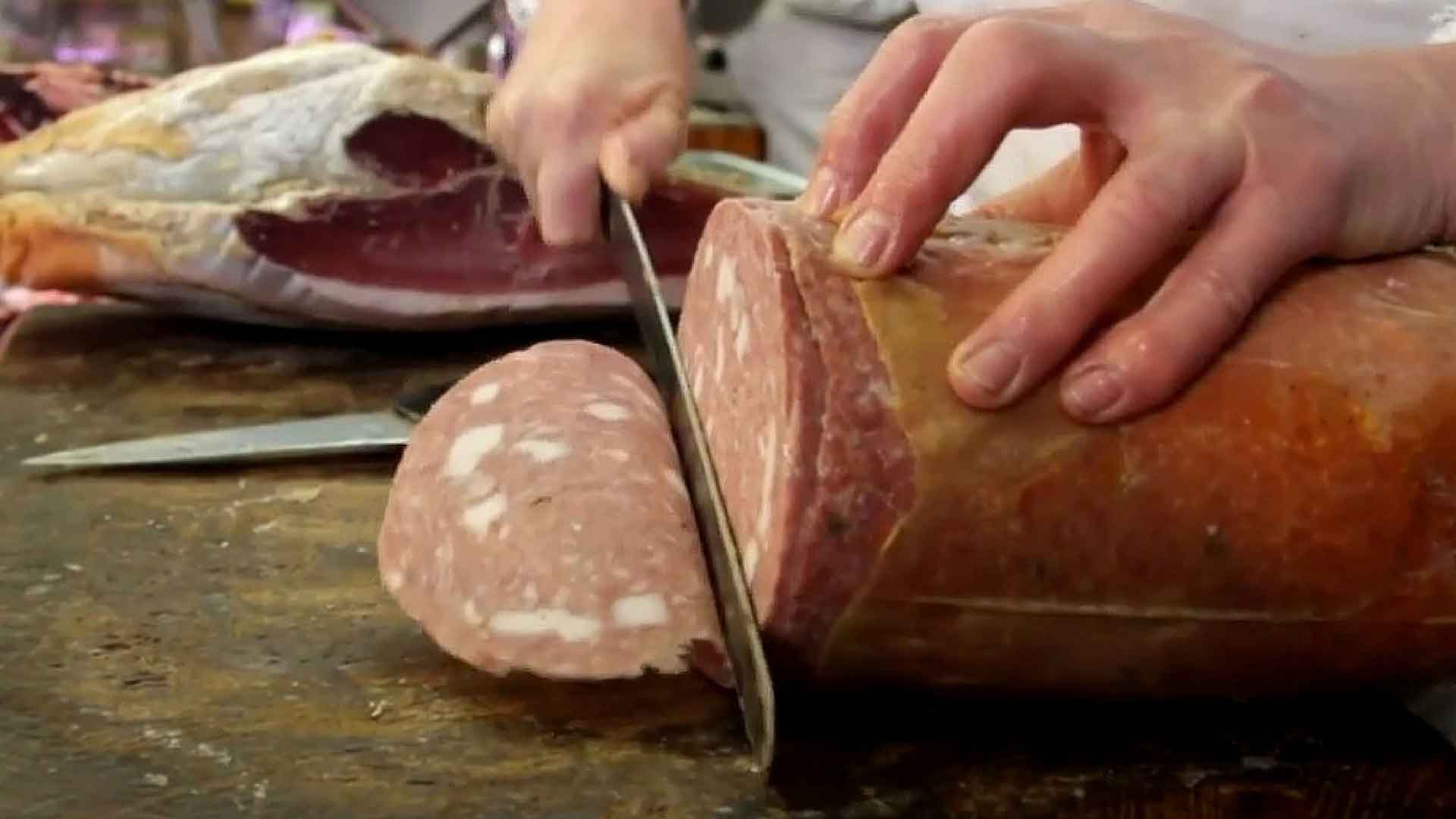 Food blogger. Sfida a colpi di Mortadella di Prato che finisce sulla pizza di Santarpia