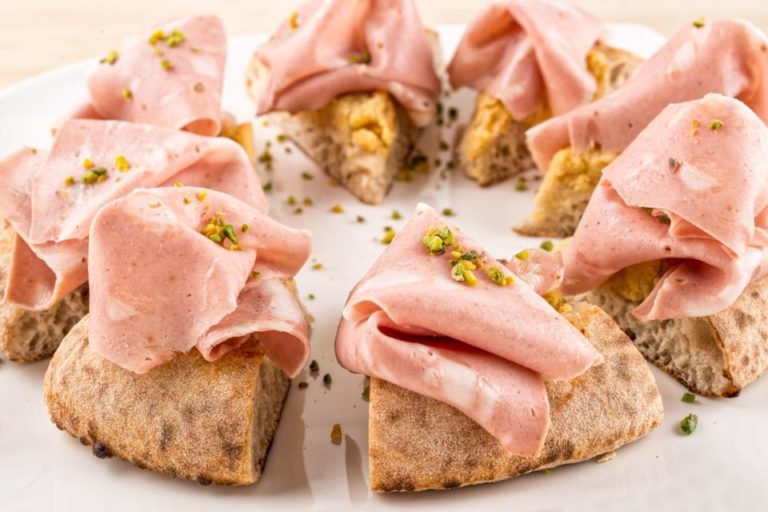 Bologna. Quali pizze mangerete a &#8216;O Fiore Mio, nuova pizzeria al tavolo che apre in via Murri