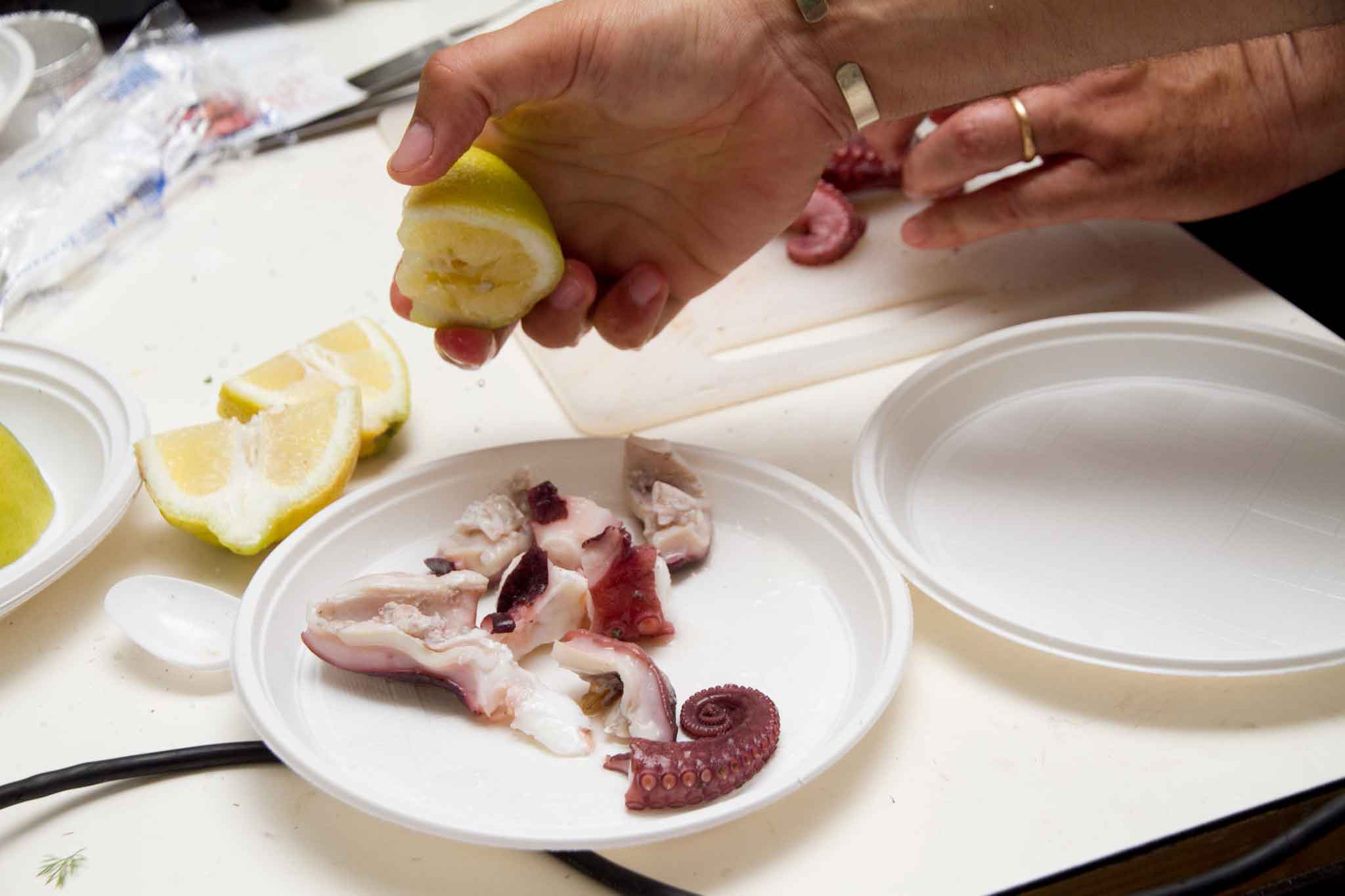 Tagliatelo grossolanamente e conditelo con olio, limone, aglio, sale grosso e prezzemolo.