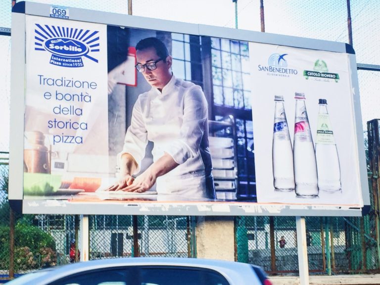 Gino Sorbillo testimonial di acqua San Benedetto insieme alla sua pizza