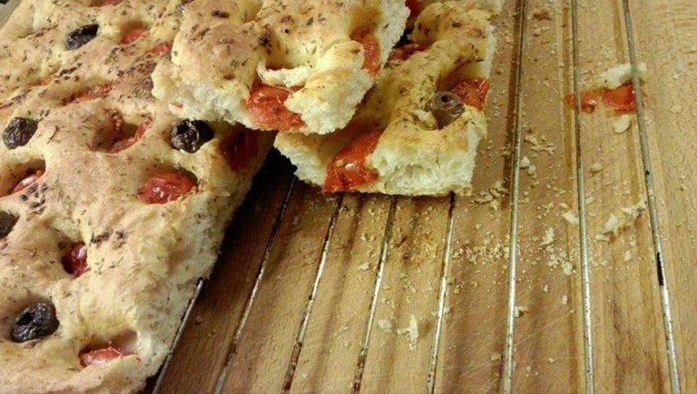 La ricetta della focaccia barese da fare a casa