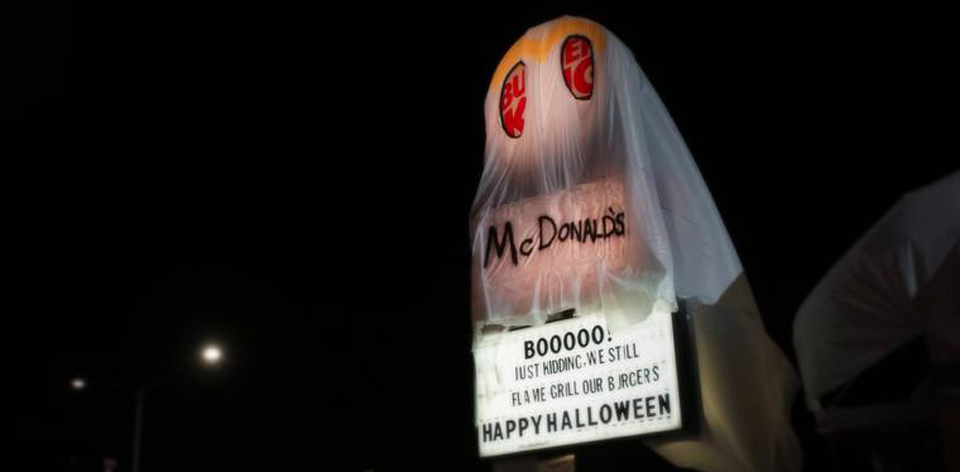 Halloween. Burger King sfotte McDonald&#8217;s con un costume da fantasma