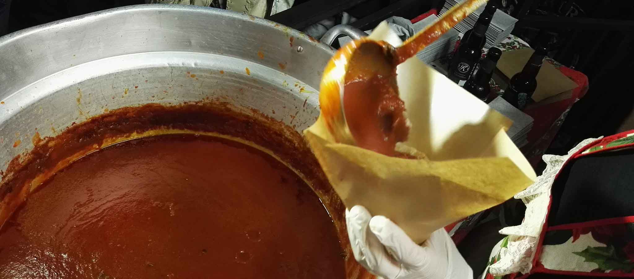 Ragù. La ricetta perfetta di Titina che lo prepara nel suo basso a Napoli