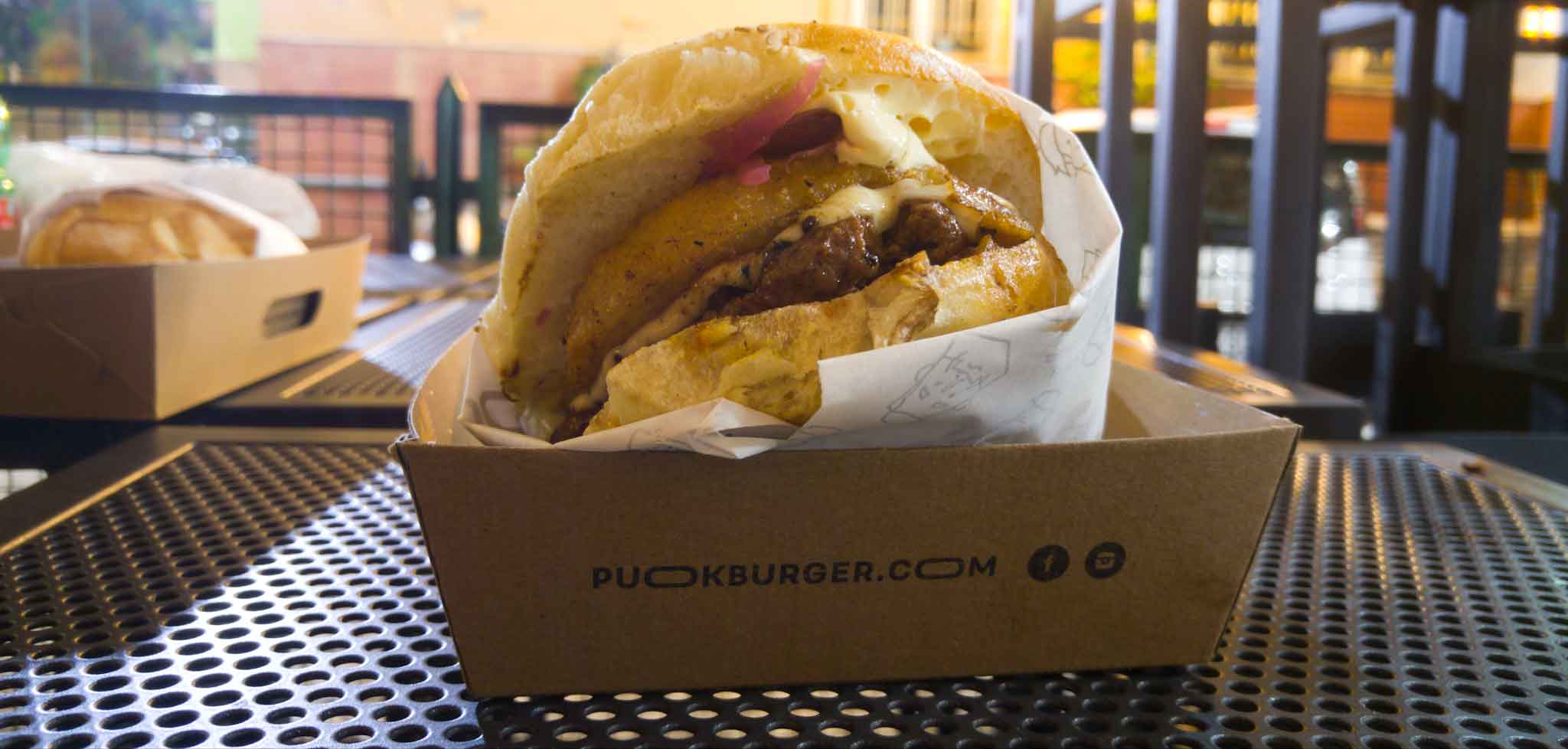 Puok Burger Store come Pablo Escobar: spaccia panini a pranzo