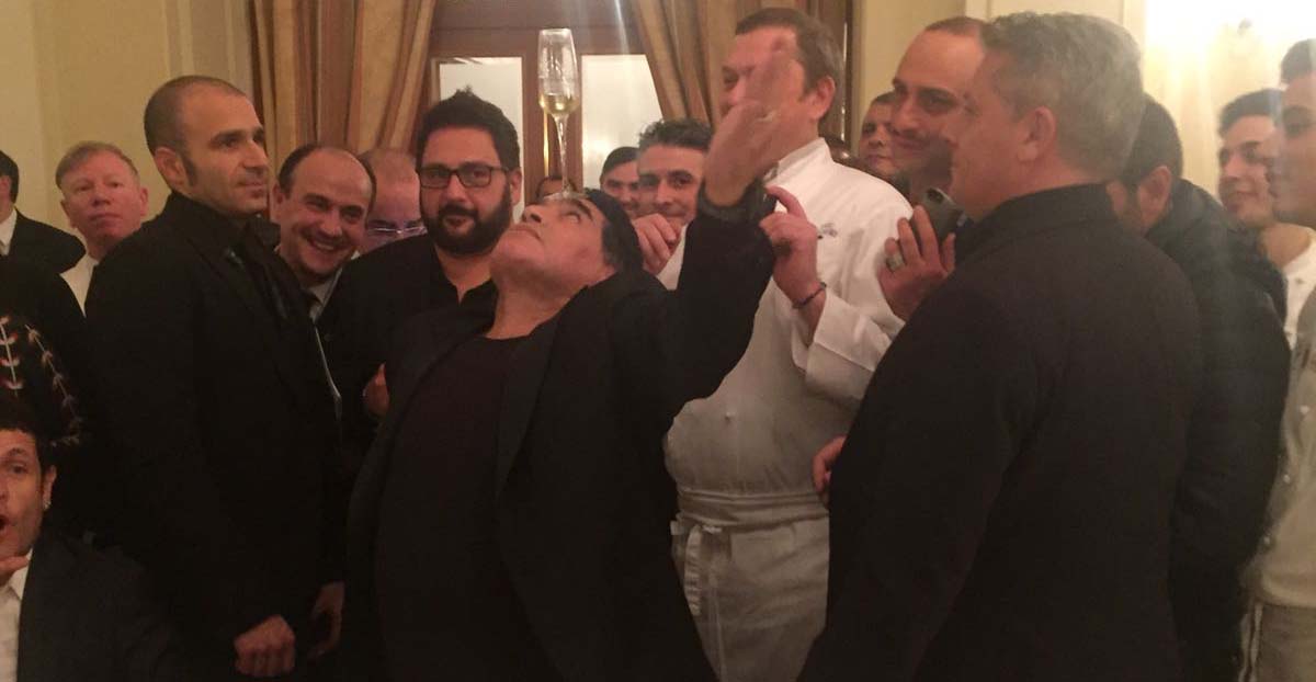 Maradona gioca con un bicchiere ed altre foto dalla cena con Gennaro Esposito