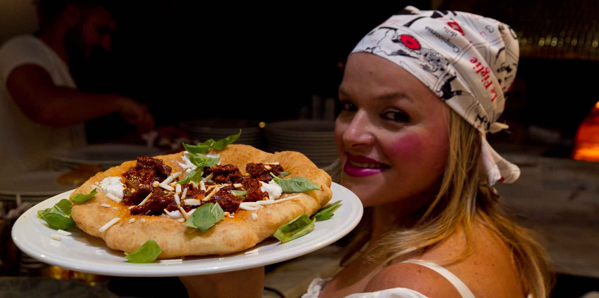 Teresa Iorio, protagonista assoluta della pizza fritta a Napoli e a Ischia