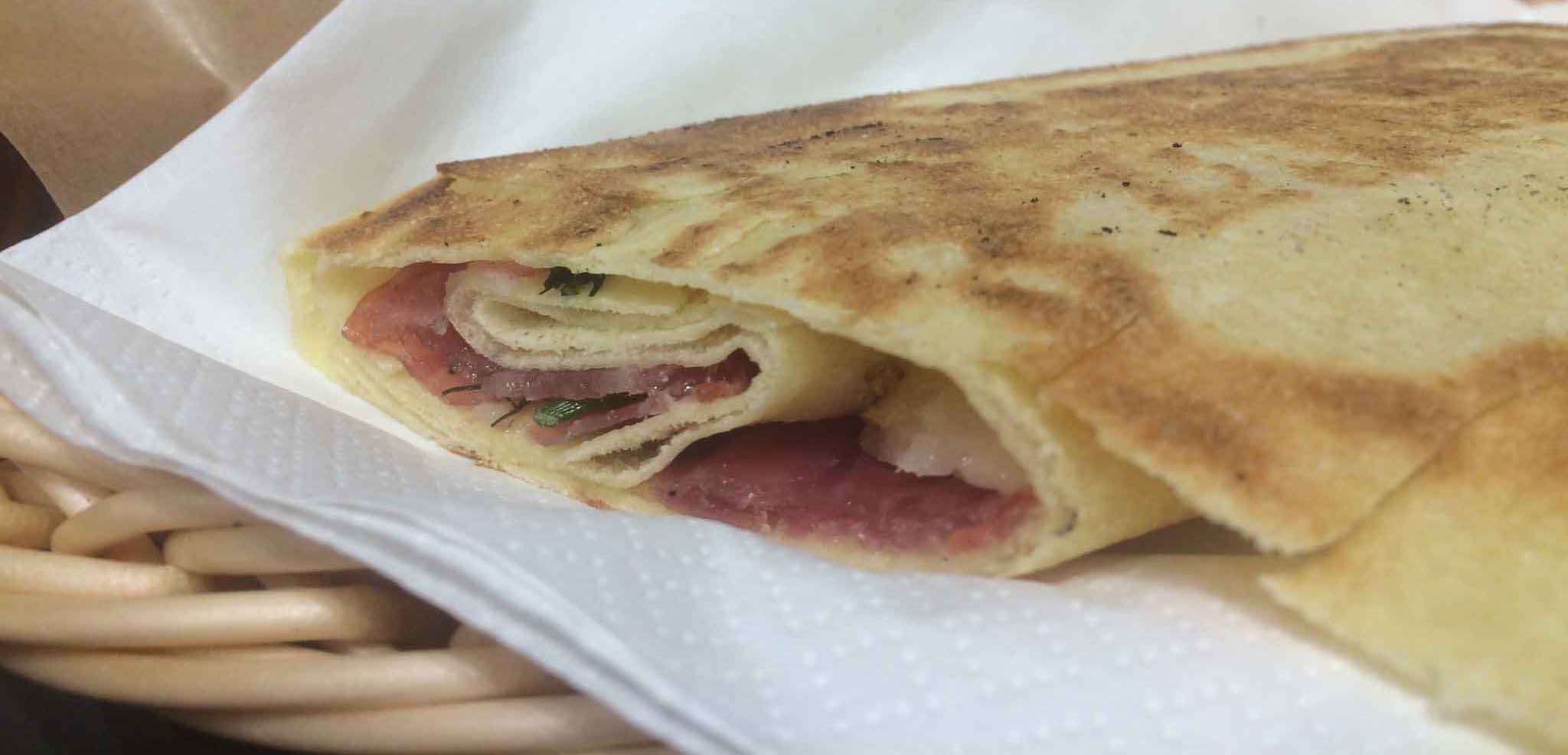 Milano. Lo street food sardo del Carasino, cioè il pane carasau in forma di panino